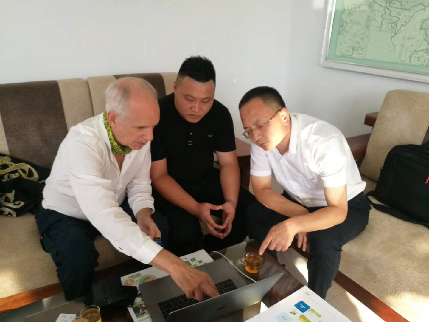 聯(lián)合國成員M2E公司總裁大衛(wèi)與我公司負(fù)責(zé)人洽談非洲項目.pn
