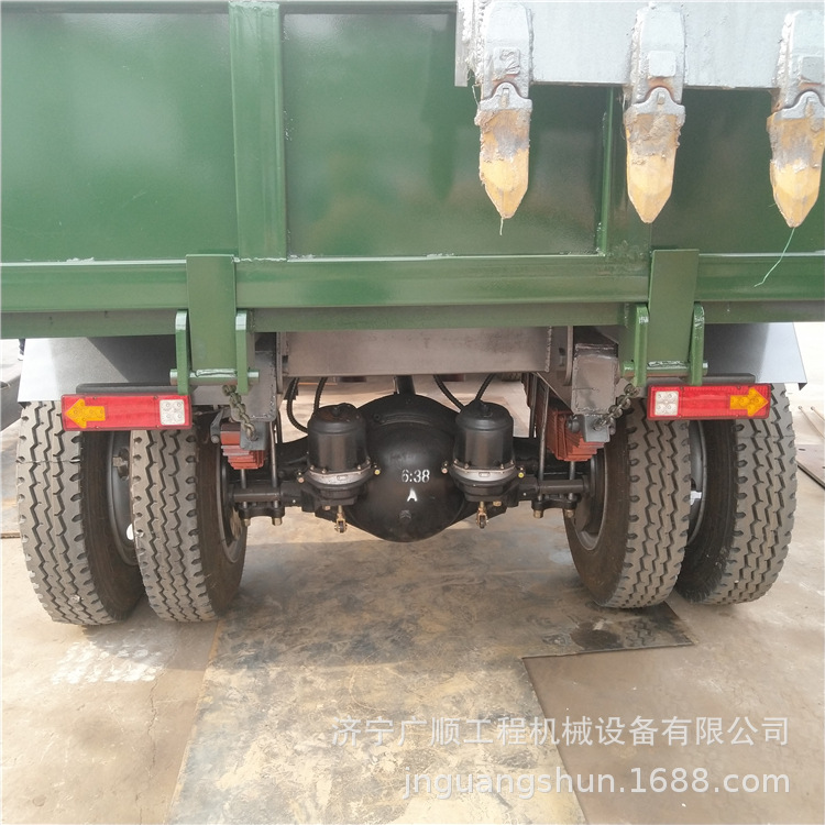 825大輪胎四驅(qū)隨車(chē)挖