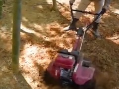 微耕機翻地對比人工效果如何？記者現場測試，發現一個意外優勢