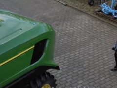 迪爾無人駕駛電動拖拉機(jī)樣機(jī)